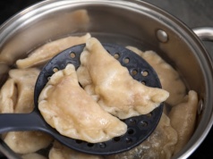 Zwykły twaróg w pierogach ruskich zastępuję tym. Wszyscy proszą o dokładkę