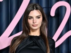 Tym razem przesadziła? Emily Ratajkowski bez topu i biustonosza