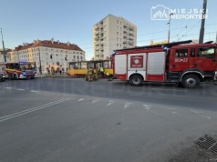 Dramatyczny wypadek na torowisku. Pieszy przeciągnięty około 20 metrów. W stanie krytycznym trafił do szpitala