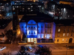 Komenda Policji w Chojnicach rozświetlona na niebiesko. Symbol pamięci o poległych funkcjonariuszach