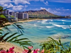 Oto najgorsza plaża na świecie. Wygląda jak tropikalny raj, ale turyści nie zostawiają suchej nitki