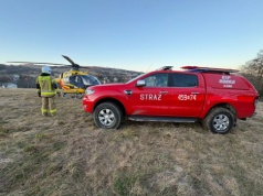 Mężczyzna próbował ugasić płonącą trawę. Doznał poważnych obrażeń