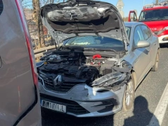 Kolizja na krajowej trójce w Kaczorowie. Renault najechał na tył busa z siedmioma pasażerami.