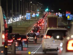 Była wykładowczynią na wyższej uczelni. W Polsce jeździ na taksówce