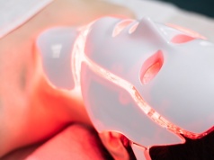 15 minut dziennie i skóra ma wyglądać młodziej. Co robi czerwone światło?