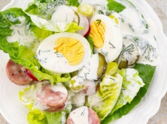 Sałatka z białą kiełbasą