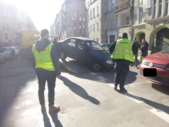 Miłośnicy trunków pod chmurką, nietrzeźwy zaczepiający klientów sklepu, spóźnialski pasażer. Interwencje straży miejskiej