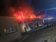 Nocna walka z ogniem w Strzyżowie. Płonął dom i budynek gospodarczy
