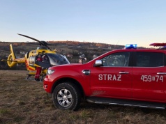 Starszy mężczyzna ciężko ranny podczas pożaru trawy. Lądował LPR
