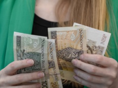 Duże zmiany w wypłatach 800 plus od marca 2026. Kto dostanie przelew wcześniej i jakie są nowe zasady?