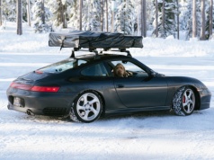 Z namiotem na dachu Porsche 911. Brock Keen (@996roadtrip) przyjeżdża do Warszawy