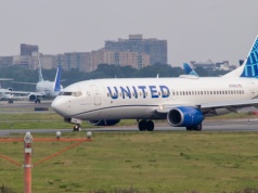 Ciężarówka wjechała w samolot na lotnisku w USA. Jedna osoba trafiła do szpitala