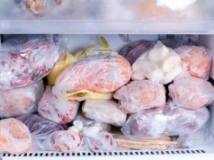 Nigdy nie rób tego przed mrożeniem mięsa. Bakterie tylko na to czekają