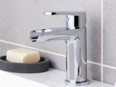 Chcesz mieć lśniące krany w łazience? Wystarczy dodać kilka kropel do wody. Będą błyszczeć