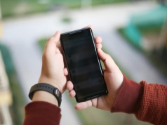 Kolejna seniorka straciła oszczędności. Oszuści podszyli się pod pracowników banku