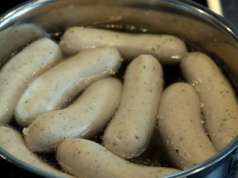 Kiedy zamrozić białą kiełbasę na Wielkanoc? Jeden błąd, a pozbawisz ją soczystości i smaku