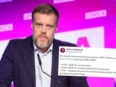 Zandberg chce pogodzić rząd i opozycję: pożyczka na zbrojenia, a kasa z NBP na elektrownie atomowe 