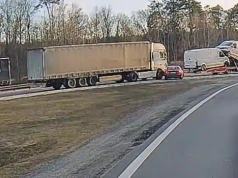 Radiowóz „drogówki” podjechał ciężarówce w „martwe pole” – kolizja przed Świeckiem