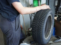 Ten detal przy zakupie opon umyka wielu kierowcom. Ekspert ostrzega: tracą na technologii