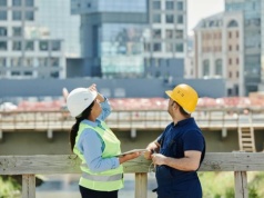 "Męskie" zawody coraz częściej dla kobiet. Polki pracują w przemyśle, IT i budownictwie