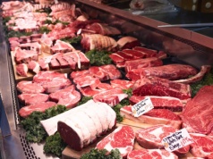 Tak oszukują na mięsie. Supermarkety robią z nas naiwniaków, a ty jeszcze za to płacisz