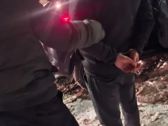 Policjanci zatrzymali do kontroli Mercedesa. Ich podejrzenia wzbudziły ślady białego proszku wokół nosa pasażera