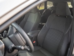 Japońskie kombi za 107 900 zł stoi w salonie od 2024 roku. 3,6 l na 100 km w trasie to jego realne spalanie