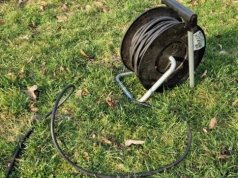 Prosty patent rolnika: lepiej widoczne kable w gospodarstwie