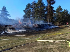 Bieszczady: Ogień trawi drewniany pensjonat. Są poszkodowani