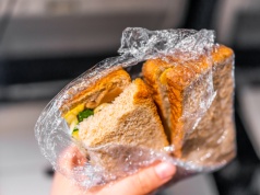 5 tys. funtów kary za ser w walizce. Czego nie wolno przewozić?