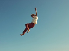 Mężczyźni pokolenia Z są bardziej konserwatywni niż ich dziadkowie. Zaskakujące wyniki globalnego badania