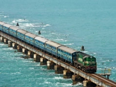 Pociąg jedzie po torach mimo wielkiej wody. Ten widok przyciąga turystów