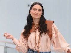 Joanna Horodyńska po latach wraca do modelingu i prezentuje makijażowy trend z wybiegów