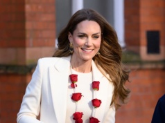 Kate wyszła i patrzyli tylko na nią. Wzrok skupił jeden wyraźny szczegół