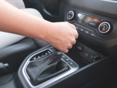 Doświadczeni kierowcy robią to przed światłami. Oszczędzają paliwo i hamulce