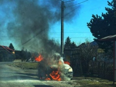Pożar samochodu. Kobieta z dzieckiem w porę uciekła z auta (ZDJĘCIA)