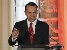 Rząd nie czeka na prezydenta. Sikorski: Polska przyjmie SAFE