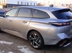 Dzięki rabatowi 43 250 zł kosztuje niecałe 114 tys. zł. Silnik 1.5 i spalanie na poziomie 5 l czynią z niego świetną alternatywę dla kombi Toyoty