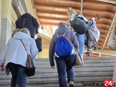 Wózek pod pachę i do góry. Końca rozmów o windach na stacji Świdnica Miasto nie widać