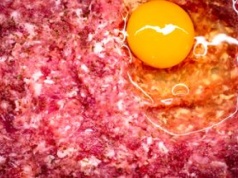 Tak przechowuj i przyrządzaj mięso mielone. Inaczej możesz się zatruć