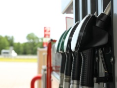 Niemcy masowo ruszają na polskie stacje. Tankują u nas „pod korek”, by oszczędzić