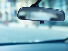 Ten przełącznik w lusterku ma ważną funkcję. W nocy robi ogromną różnicę