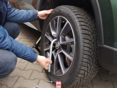 Jak samemu zmienić koła na te z letnimi oponami? Poradnik krok po kroku