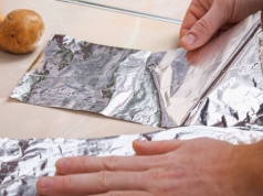 Wszyscy pytają, która strona folii jest lepsza. Producent zdradza coś, o czym mało kto wie