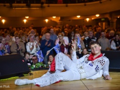 Elvis ożył w Raciborzu na Dzień Kobiet i rozdawał róże. Fabian Besta w RCK