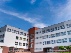 MEN nie rozstrzyga, czy dorabianie przez szkoły jest legalne. Brakuje jasnych przepisów