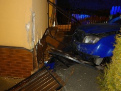 Z ostatniej chwili: Demolka w Dzień Kobiet. Pijana, uderzyła autem w dom! – foto