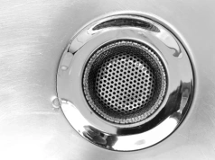 Ten „domowy trik” odtyka zlew – i po cichu niszczy chrom. Większość robi to źle