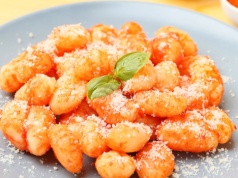 "Kopytka deluxe", czyli gnocchi z pieczonych ziemniaków z paprykowym pesto według Bogumiła Przybylaka