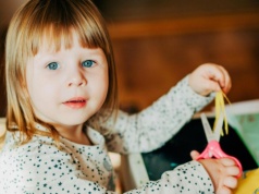 Kiedy zacząć rozmawiać z dzieckiem o pieniądzach? Tata przekonuje, że w wieku 4 lat